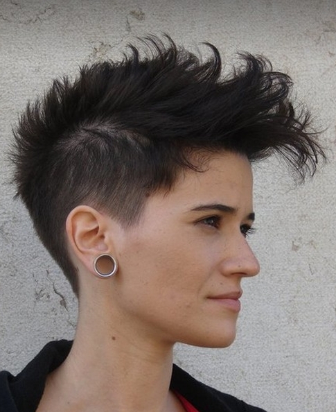 wygolony bok cieniowanej fryzury krótkiej z grzywką, uczesanie damskie zdjęcie numer 136A